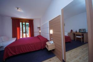 Katil atau katil-katil dalam bilik di Hotel Alpi