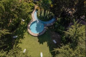an overhead view of a swimming pool in a park at Hotel Villa El Descanso Express in Curicó