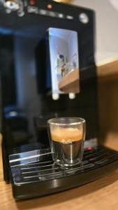a cup of coffee in a coffee maker at Studio Cicha in Krynica Zdrój +9 photos