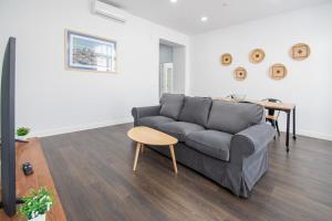a living room with a couch and a table at Zambra en Cádiz in Cádiz