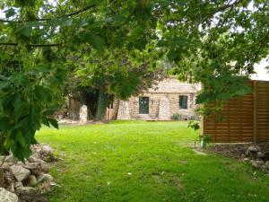 a view of the house from the yard at Les feuillets de la Buire in Monteux