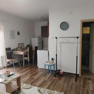 a living room with a table and a kitchen at Apartman5 in Gornja Toplica