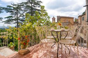 a patio with a table and chairs on a balcony at Palazzo Tombesi Trecci in Montepulciano