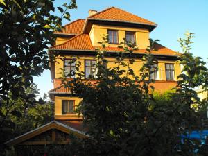 un bâtiment jaune avec un toit orange dans l'établissement Apartman692, à Vrchlabí