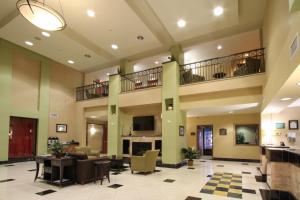 un vestíbulo de un hospital con mesas y sillas en GreenTree Inn and Suites Florence, AZ, en Florence
