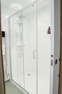 eine Dusche mit Glasabtrennung im Badezimmer in der Unterkunft 32 Bondgate Without in Alnwick