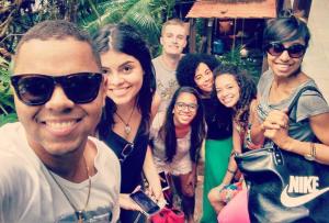 um grupo de pessoas posando para uma foto juntos em Pousada Luzena em Morro de São Paulo