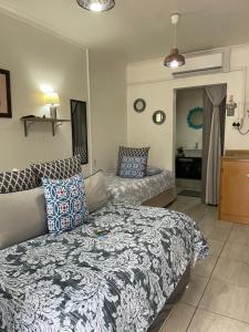 a living room with a bed and a couch at Magalies B&B LANGENHOVENPARK in Universitas