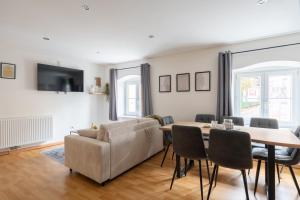 a living room with a table and a couch at Large Maisonette I 90 m2 I For Groups & Families I 9 Guests I 3 Rooms in Kapfenberg