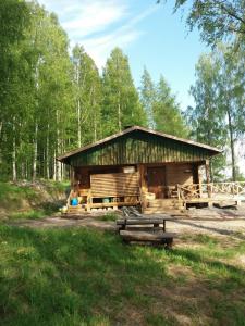 a wooden cabin in the middle of a forest at Erämökki Puruveden rannalla in Vaara
