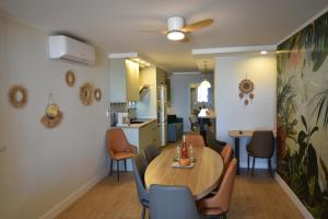a dining room and kitchen with a table and chairs at Resort Villa Playa in Roquetas de Mar