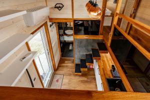 Draufsicht auf ein kleines Haus mit Treppe in der Unterkunft Tiny House - Rolling Tiny - Wanderfalke in Groß Kordshagen