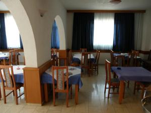 Reštaurácia alebo iné gastronomické zariadenie v ubytovaní Guest House & Restaurant Adriatic Klek + 26 fotografií