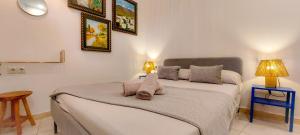 two twin beds in a room with two lamps at VelenaRubia in Vélez-Málaga