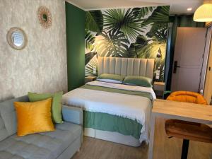 a bedroom with a bed and a couch at Resort Villa Playa in Roquetas de Mar
