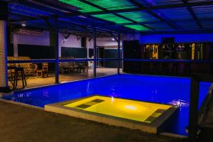 a swimming pool in the middle of a building at Habitación Confort Queen in Peña Blanca