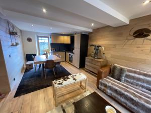 a living room with a couch and a table at Chalet Millou Beuil in Beuil