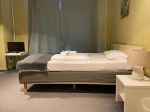 a bedroom with a bed and a desk with a television at Hotel M68 in Berlin