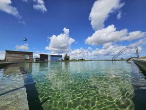 ein Wasserbecken mit einer Person im Wasser in der Unterkunft Tiny House - Rolling Tiny - Wanderfalke in Groß Kordshagen + 7 Fotos