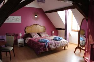 a bedroom with a bed and a purple wall at Domaine de la Touche Mosnay in Mosnay