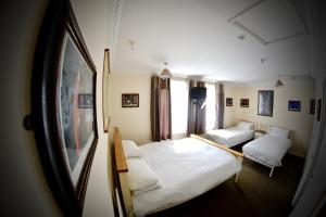 ein kleines Zimmer mit zwei Betten und einem Fenster in der Unterkunft O'Gradys Hotel in Redcar