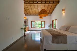 a bedroom with a large bed in a room at Casa Xibas e Loft Trancoso in Trancoso