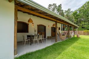 an outdoor patio with a table and chairs at Casa Xibas e Loft Trancoso in Trancoso