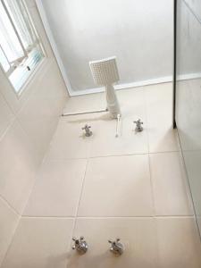 ein Badezimmer mit zwei Wasserhähnen und einer Dusche in der Unterkunft Suíte Aconchegante na Natureza - RepousaAquiÓ in Olímpia + 24 Fotos