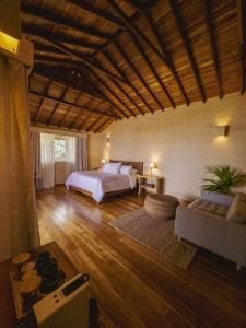 En eller flere senge i et værelse på Black Sands Lodge