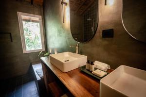 Et badeværelse på Black Sands Lodge + 38 billeder