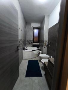 a bathroom with a sink and a toilet and a tub at DyAndy Suites Expo Milano in Baranzate +5 photos