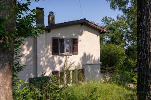 an old house with a window in a garden at Casa Roccolo in Astano