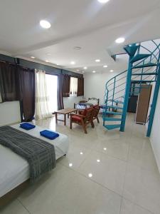 ein Zimmer mit zwei Betten, einem Tisch und einer blauen Leiter in der Unterkunft panorama villa boutique HT in Jericho