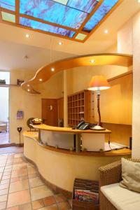 a living room with a ceiling with a skylight at Hotel zur Mühle in Paderborn