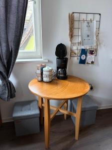 a table with a coffee maker on top of it at Junges Wohnen zwei in Weikersheim