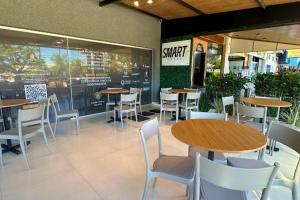 a dining room with tables and chairs in a restaurant at Smart Hotel Aeroporto by Bsb Inn in Brasília +24 photos