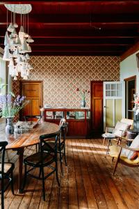 a dining room with a wooden table and chairs at Het Spijkerhuys in Luttenberg