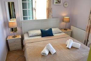 a bedroom with a bed with towels on it at Aegina3views in Kipséli