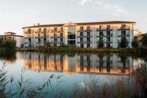 ein Wohnhaus mit seiner Spiegelung im Wasser in der Unterkunft Dorint Resort Baltic Hills Usedom in Korswandt