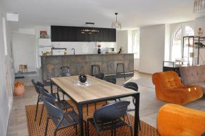 a kitchen and dining room with a table and chairs at Le moulin brûlé in Béthines
