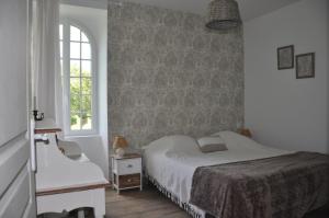 a bedroom with a bed and a window at Le moulin brûlé in Béthines