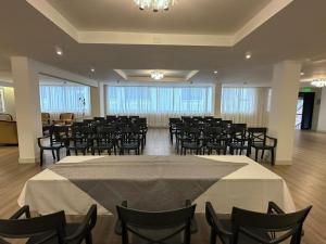 a large banquet hall with tables and chairs at Hotel Podocarpus in Loja