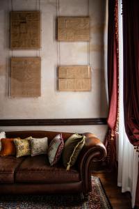O zonă de relaxare la The Yard Hotel +54 fotografii