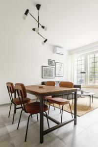 a dining room with a table and chairs at Bob W Rome San Lorenzo in Rome