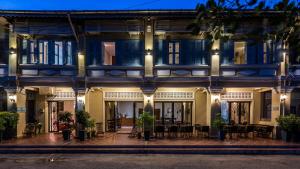 uma vista exterior de um edifício à noite em The Columns em Kampot