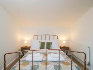 a bedroom with a bed with two lamps at 3 The Stoneyard in Bath