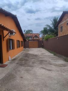 a driveway of a house with a fence at Pouso Clara Mar in Paraty
