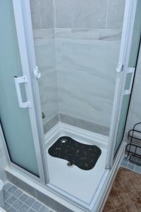 a shower stall with a black blanket on the floor at Duncan Street Guesthouse in Georgetown