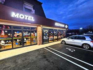 a car parked in a parking lot in front of a motel at Motel Marco Polo in Gredice