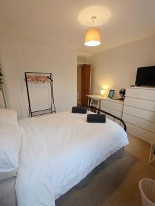 a bedroom with a large white bed and a desk at Central Caversham Reading one bed flat in Reading